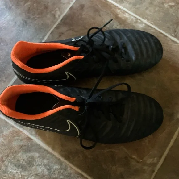 Size 9.5 Nike soccer cleats - Picture 1 of 4